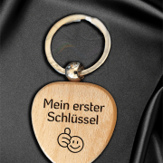 Anhänger aus Buchenholz mit Edelstahlring, Form Herz