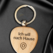 Anhänger aus Buchenholz mit Edelstahlring, Form Herz